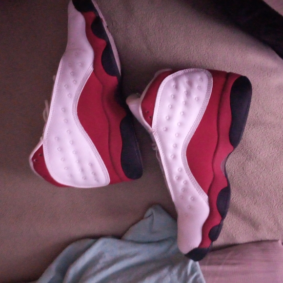 women's  cherry Jordan size 5.5, they like brand new. worn like 2 times - Picture 3 of 5